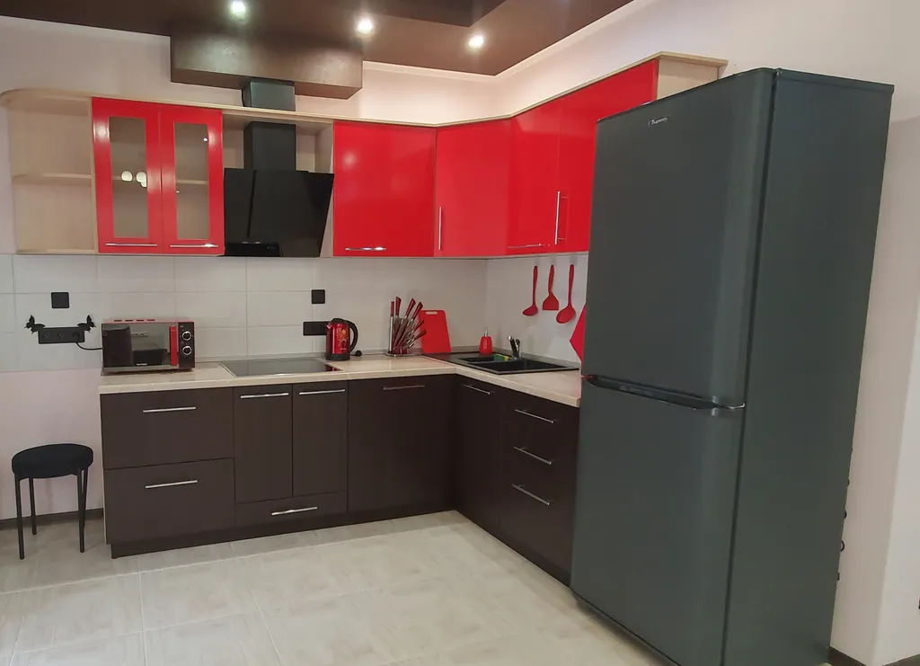 Уютная студия с отдельной спальной зоной, рядом с Иртышом