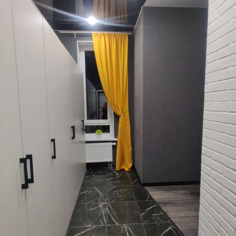 Дизайнерская и просторная квартира недалеко от центра