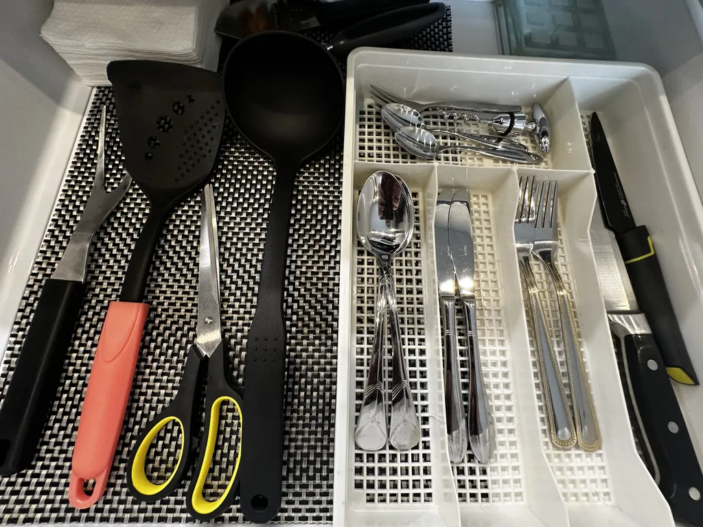 Стильные апартаменты с парящей кроватью и джакузи