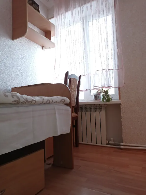 Небольшая, очень светлая и летом с приятной прохладой квартира