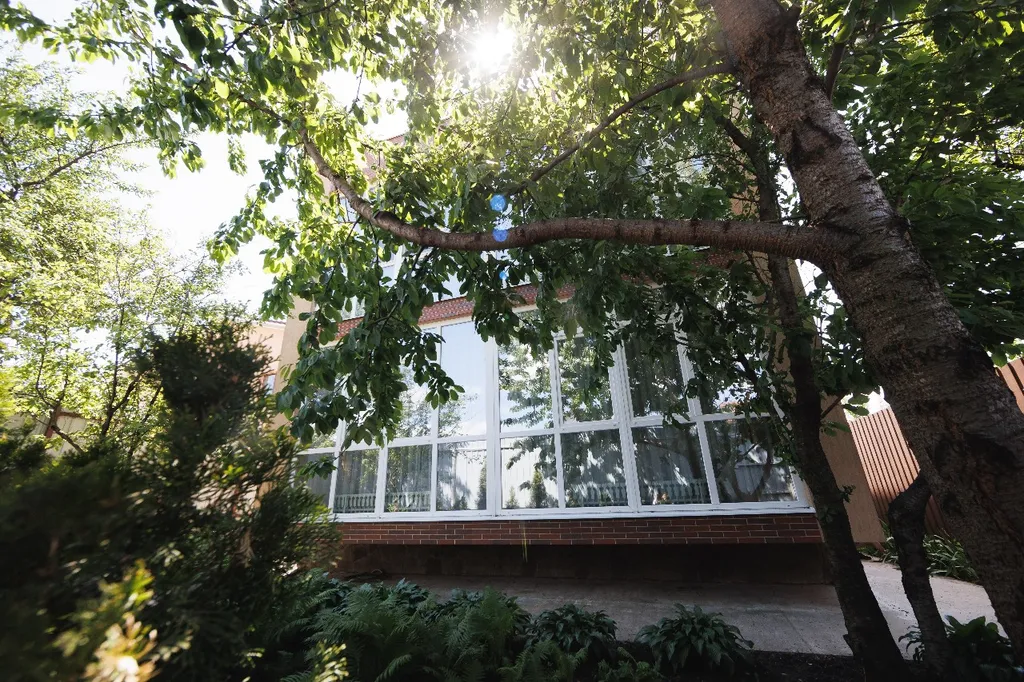 Современный уютный дом с панорамным остеклением