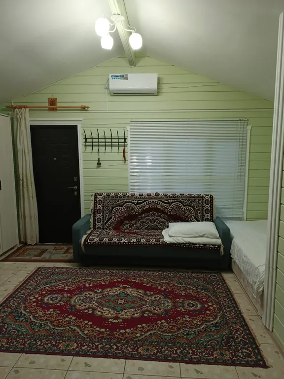 Коттедж Благоустроенное жильё у моря — аренда посуточно в Ольгинка