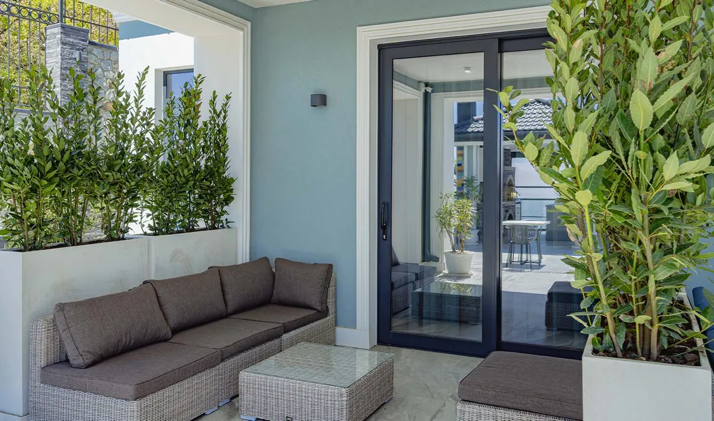 Полулюкс с выходом к бассейну и террасой