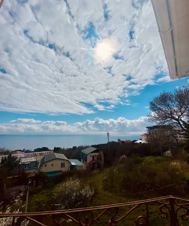 Комнаты с видом на море и горы