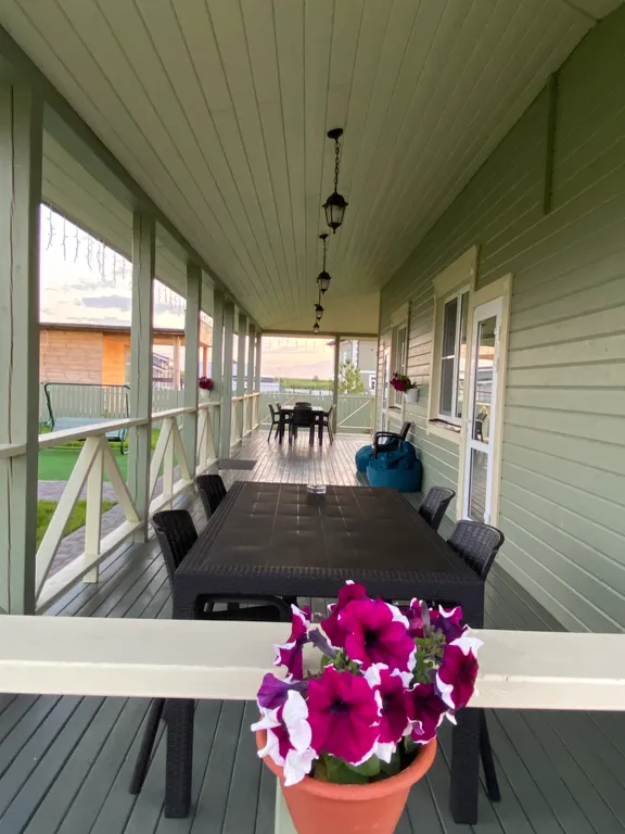 Уютный дом с большой верандой