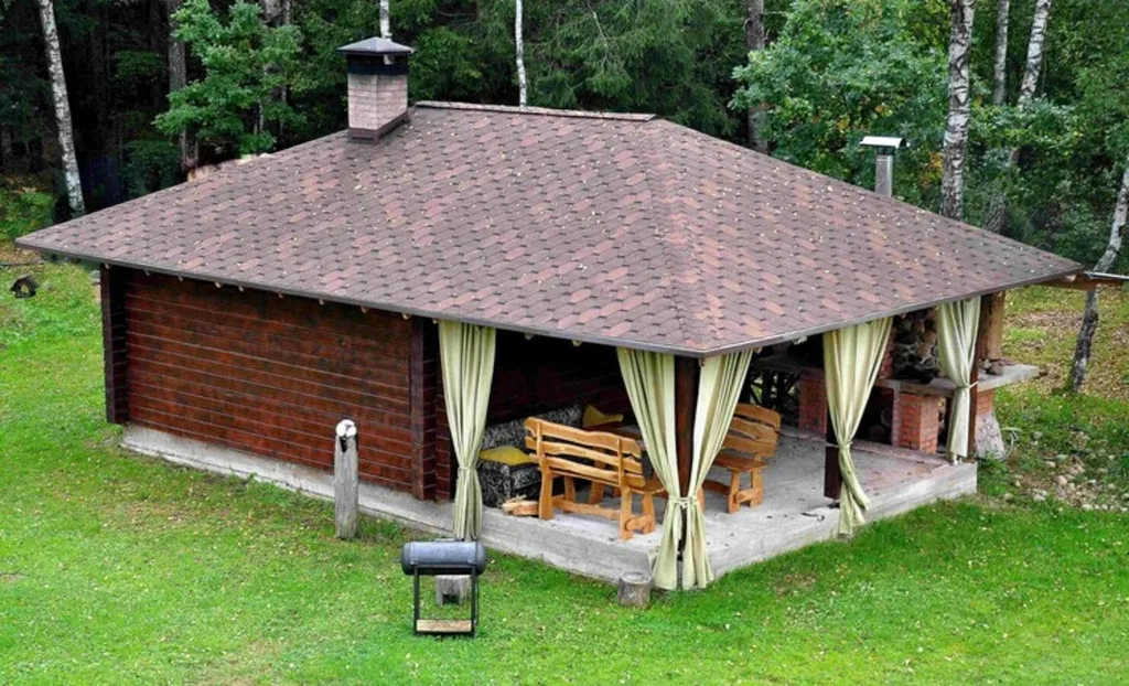 Хутор Избушка на опушке леса, возле реки