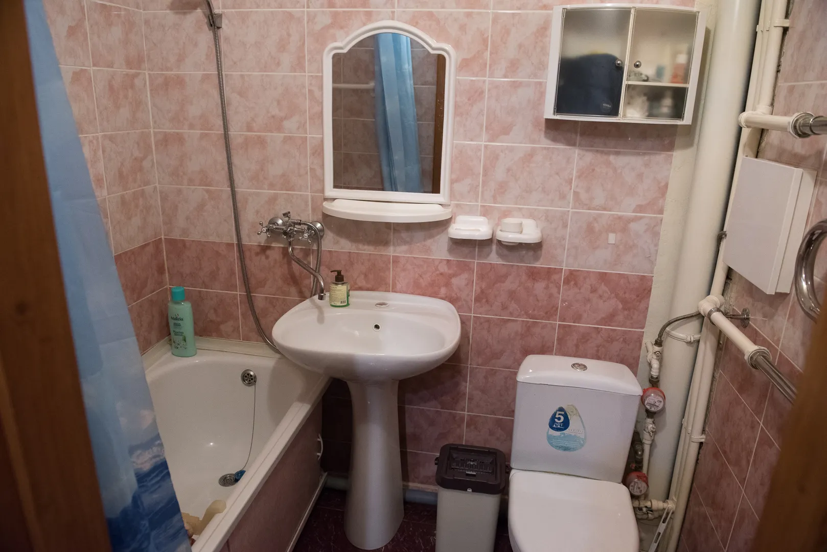 Совмещенный санузел, ванная с душем, раковина с зеркалом, туалет