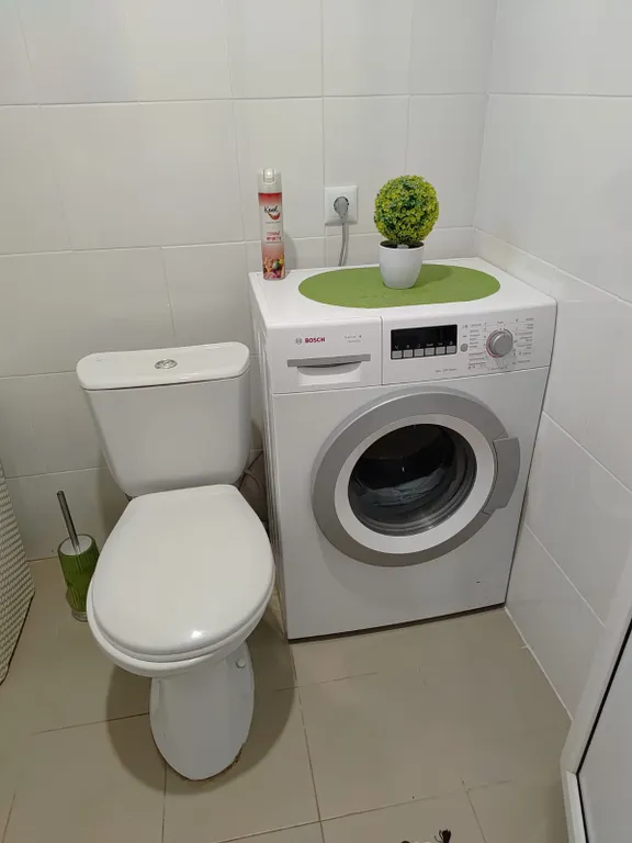 Дом с баней и пирсом на берегу пруда