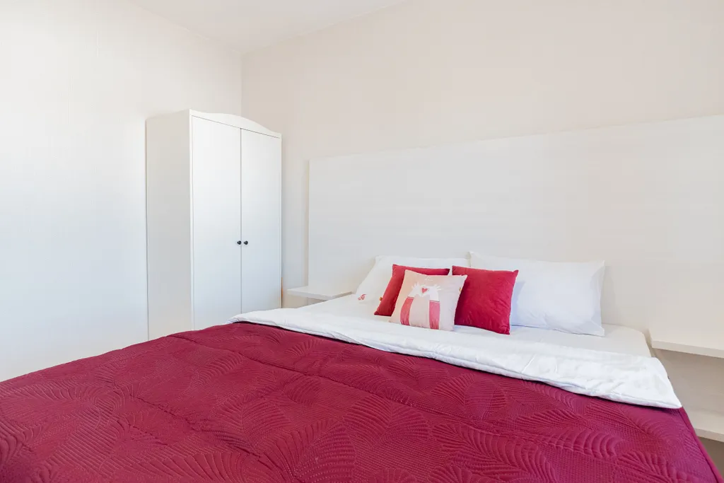 Просторная квартира с камином