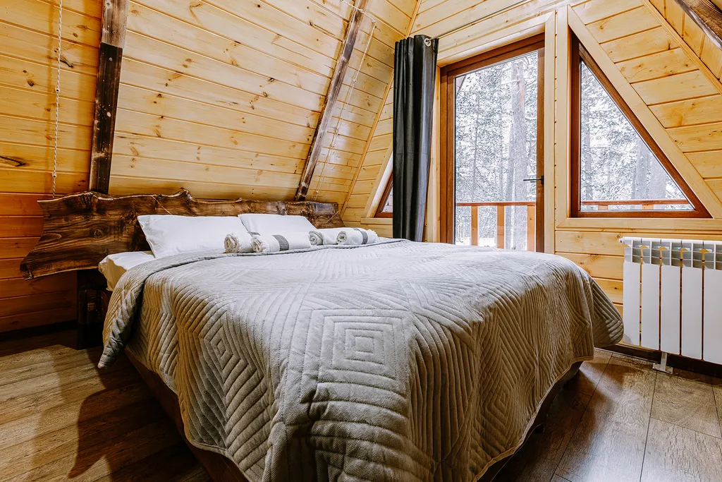 Коттедж с бассейном в лесу