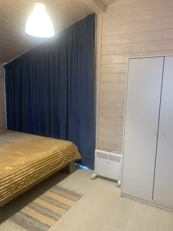 Дом с панорамными окнами в окружении леса