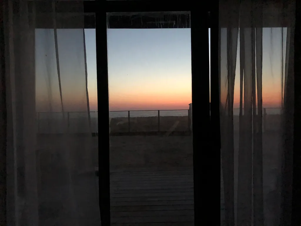 Современный стильный дом у моря