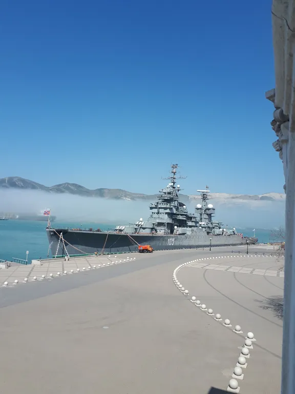 Квартира с видом на море и крейсер