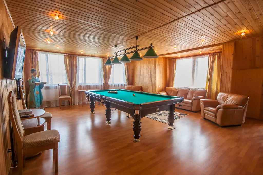 Дом с камином и бильярдом для двух семей