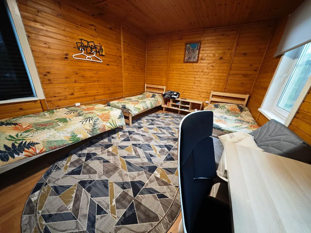 Домик на берегу озера