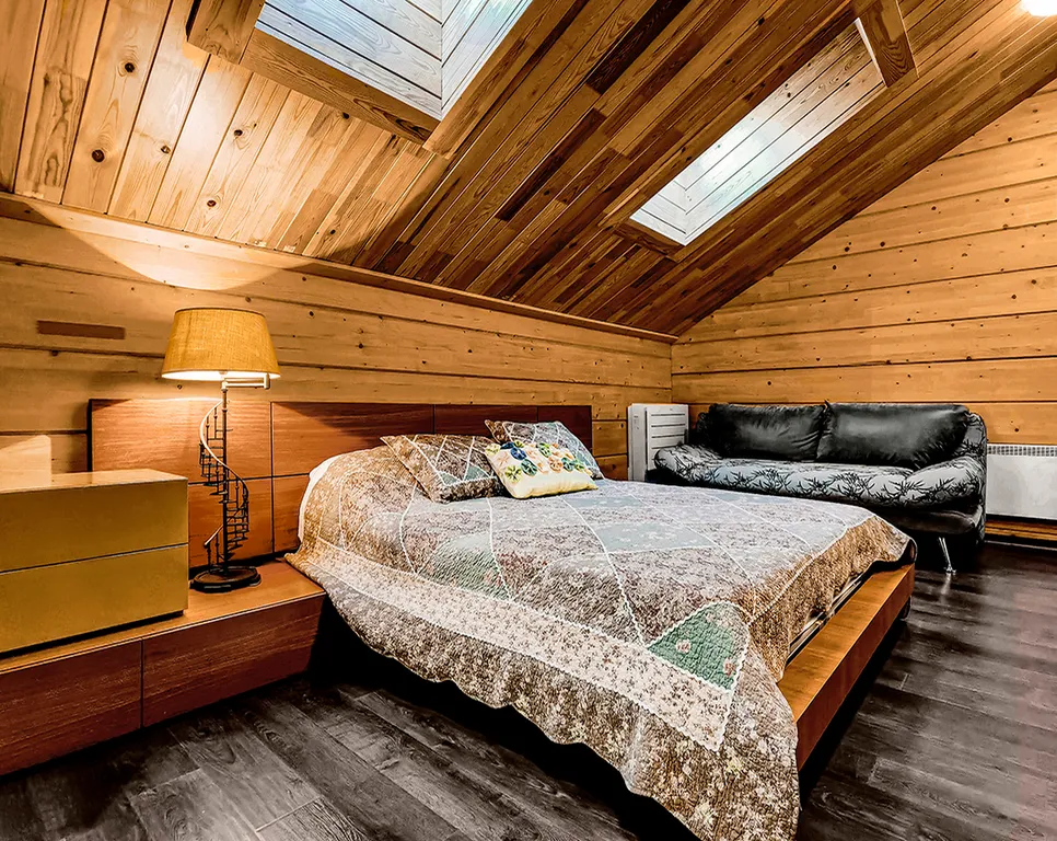 Коттедж с бассейном на берегу озера Порт Жемчужный