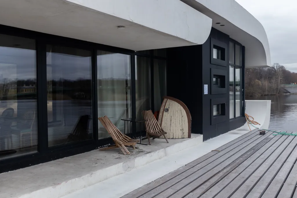 Дом на воде на Крестовском острове