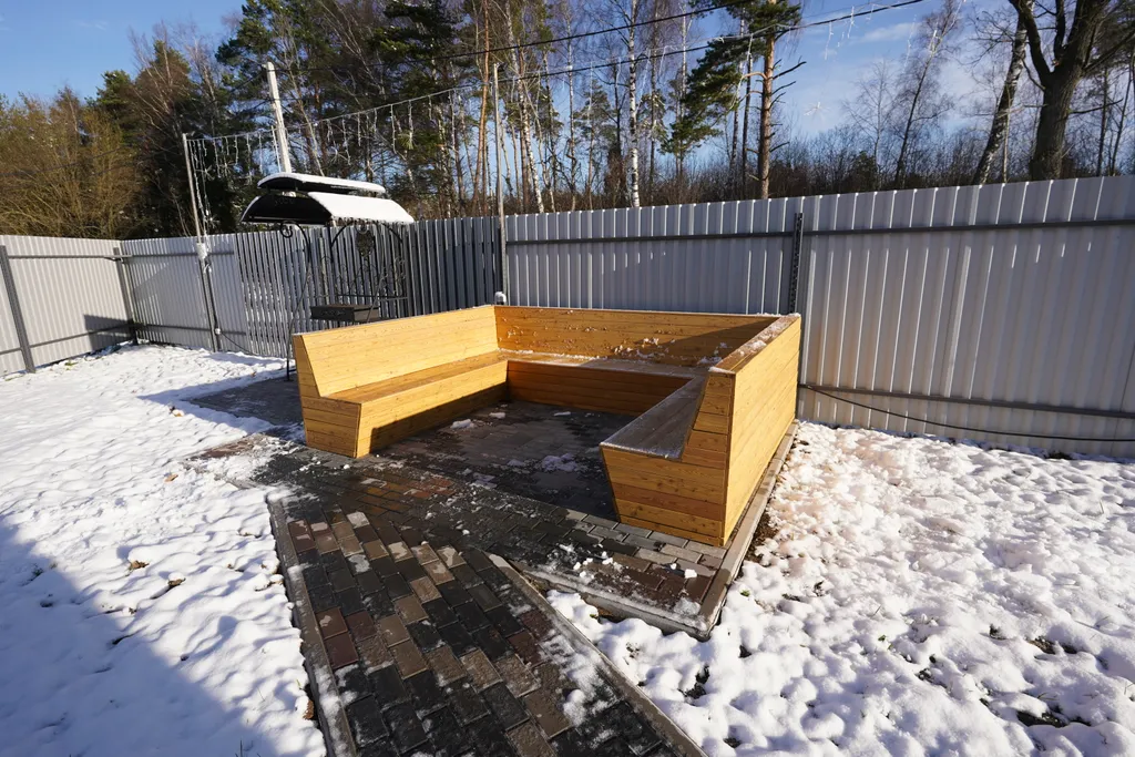 Современный дом у леса