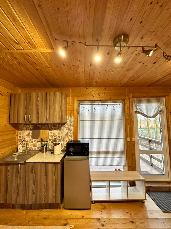 Деревянный коттедж с видом на озеро