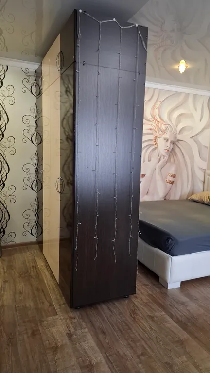 Уютная однокомнатная квартира в спокойном районе, с кроватью и диваном