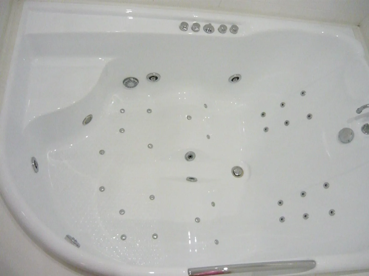 Двухместная гидромассажная ванна (джакузи)