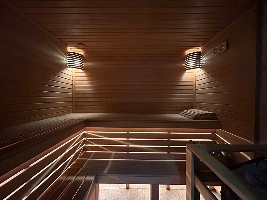 Уютный коттедж рядом с минском, с баней на дровах и бассейном