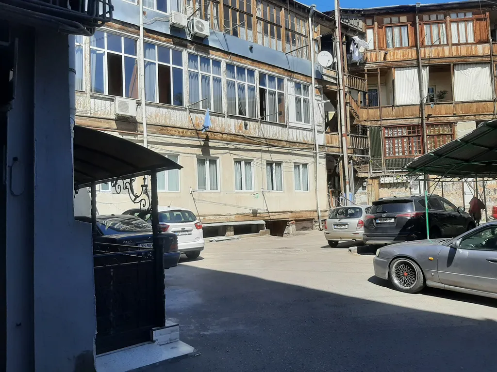 Комната в солнечной квартире в Старом Тбилиси