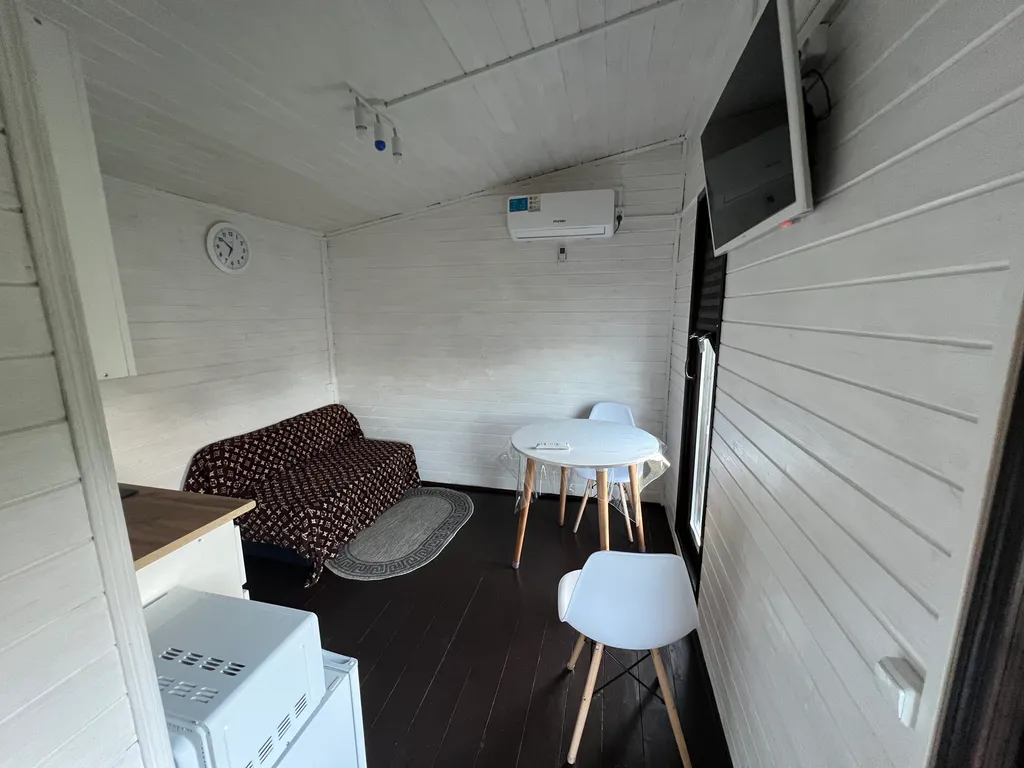 Новый домик на берегу реки с собственным прудом