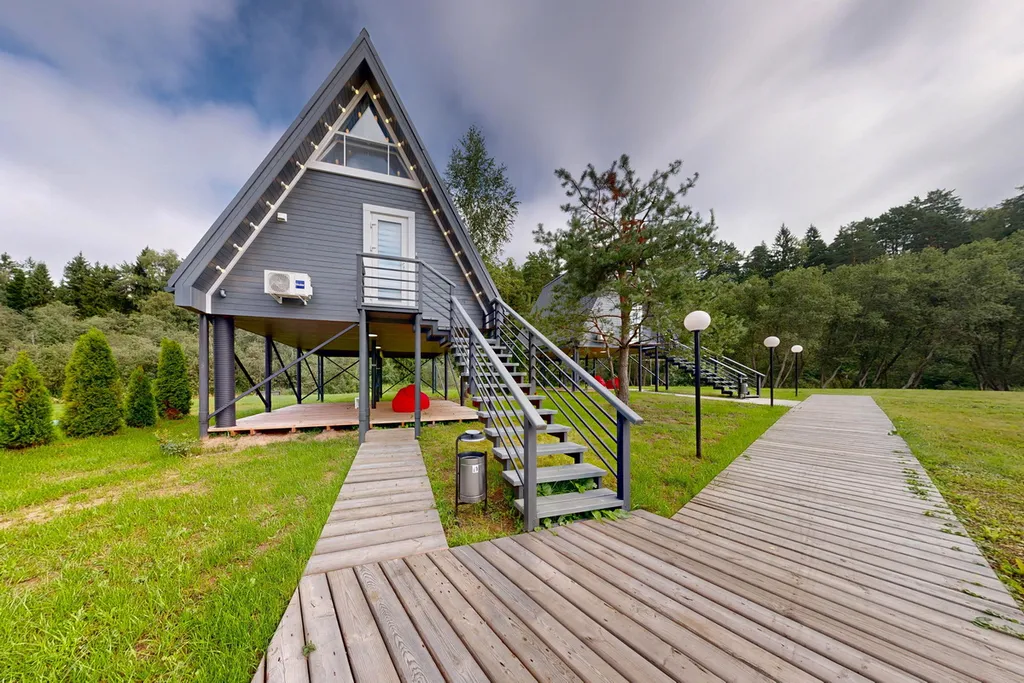 Дом в стиле a-frame с чаном на террасе