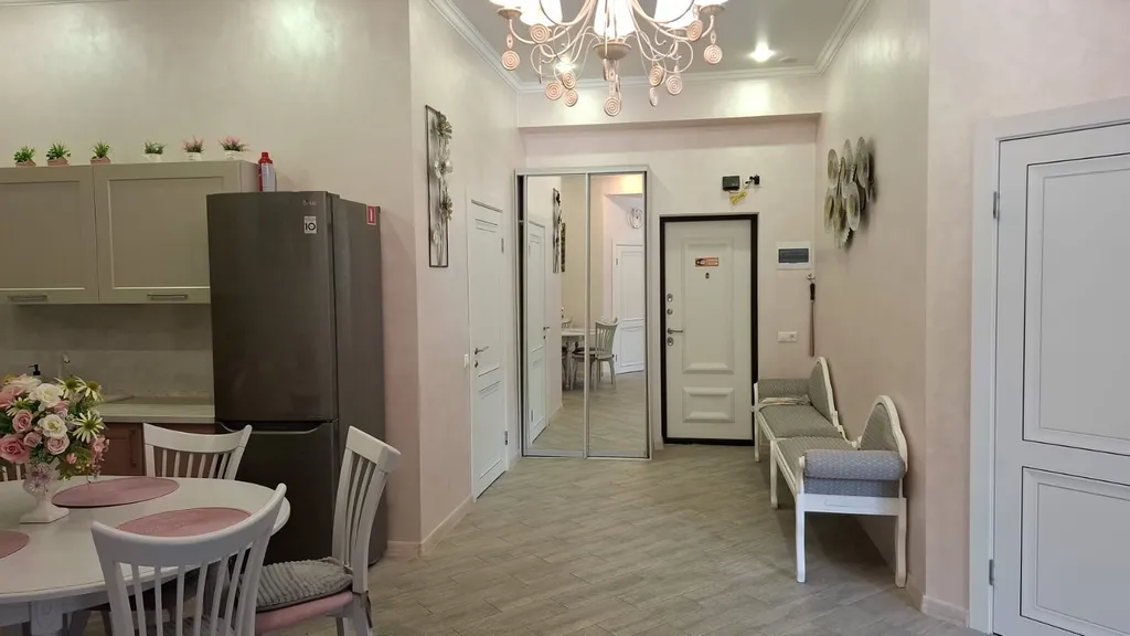 Уютный апартамент в центре с балконом и видом на горы лес