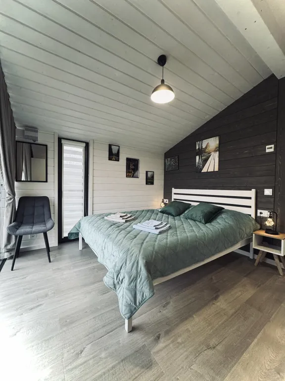 Дом у реки в сосновом лесу