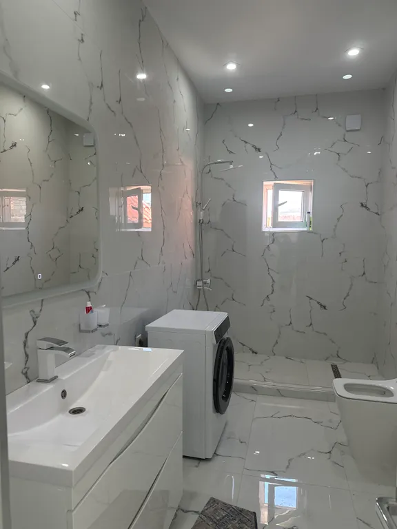 Большой красивый дом у моря