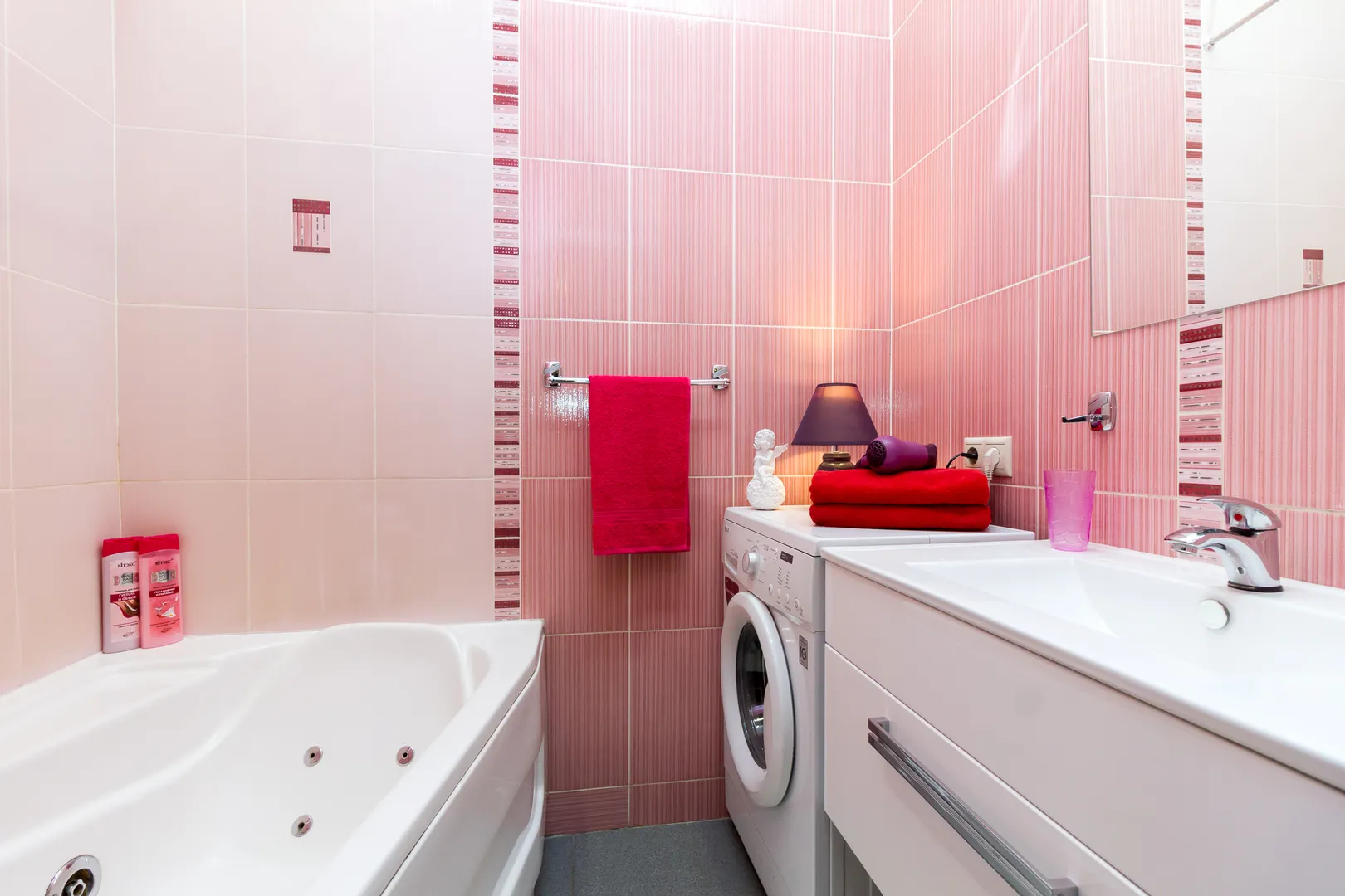 Просторная ванная комната. Жидкое мыло, шампунь, гель душ, фен, полотенца и прочие мелочи для Вас