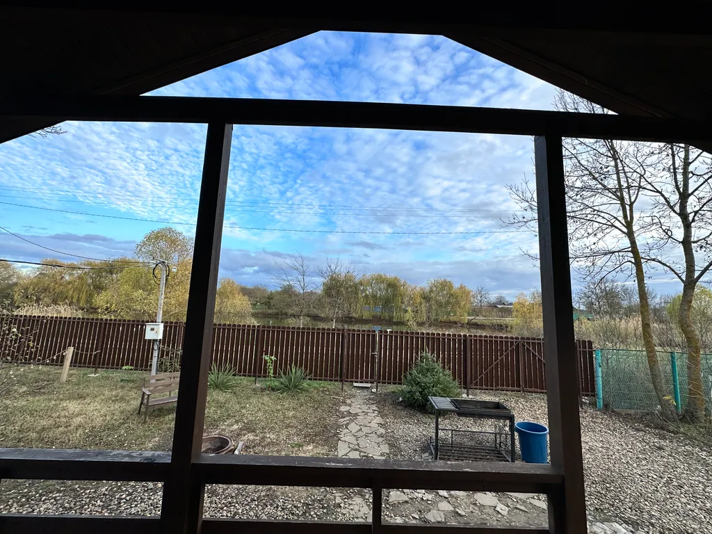 Деревянный коттедж с видом на озеро