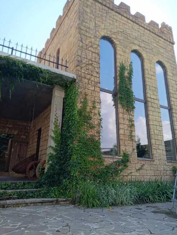 Дача на берегу реки в стиле Старый замок