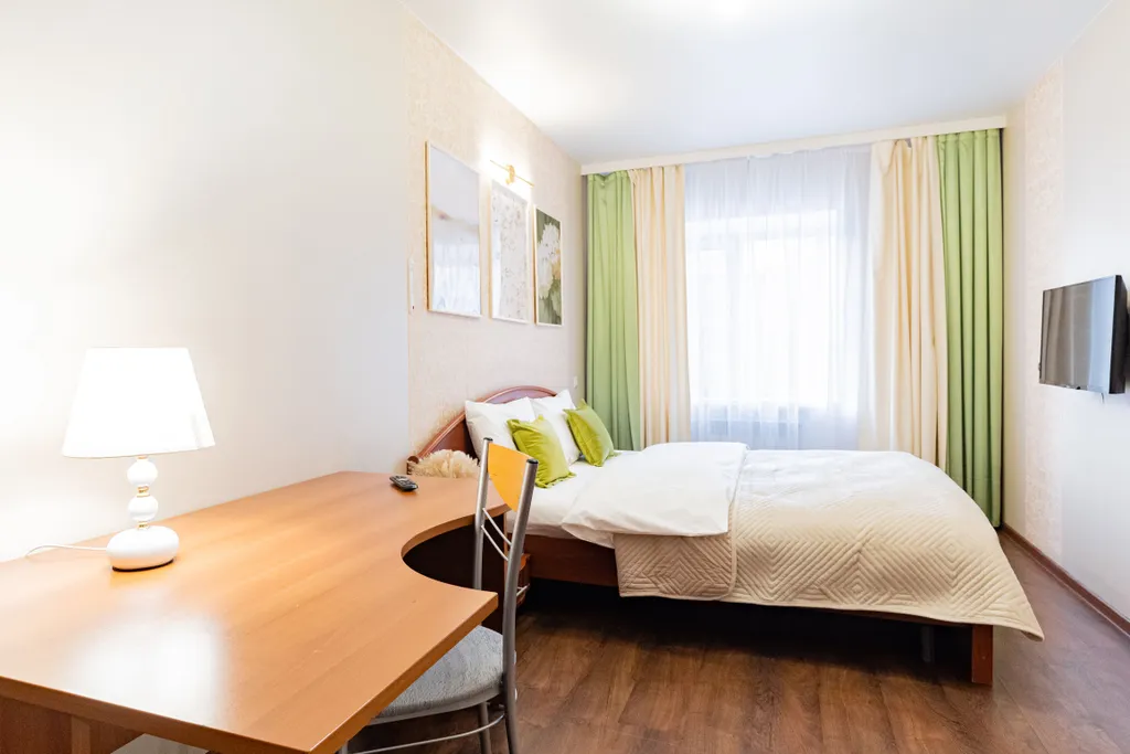 Двухкомнатная квартира с большой ванной у центра города