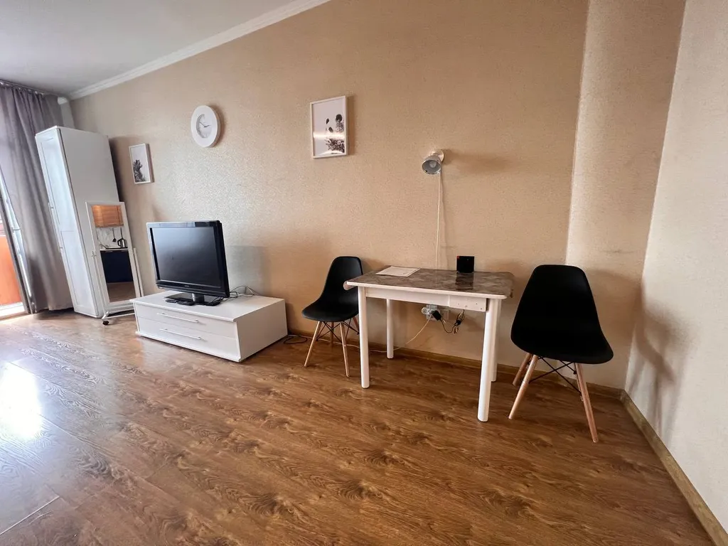 Квартира Уютная светлая студия, центр, ТЦ Вояж, парковка, кафе, аквапарк источник — Тюмень