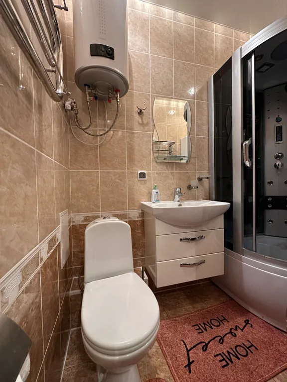 Центр всего города, возле центра умничка, красивый вид из окна