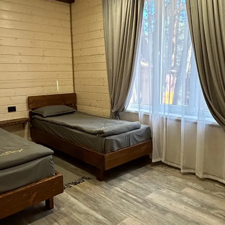 Средний дом в лесу, с видом на горы