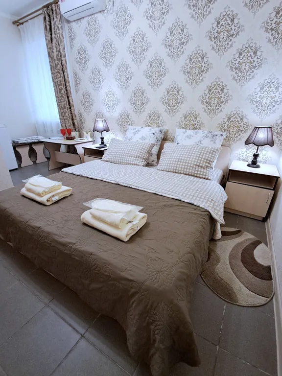 Номер в сердце города.Главный пр-т Азовский-2 мин.Набережная,пляж-5мин