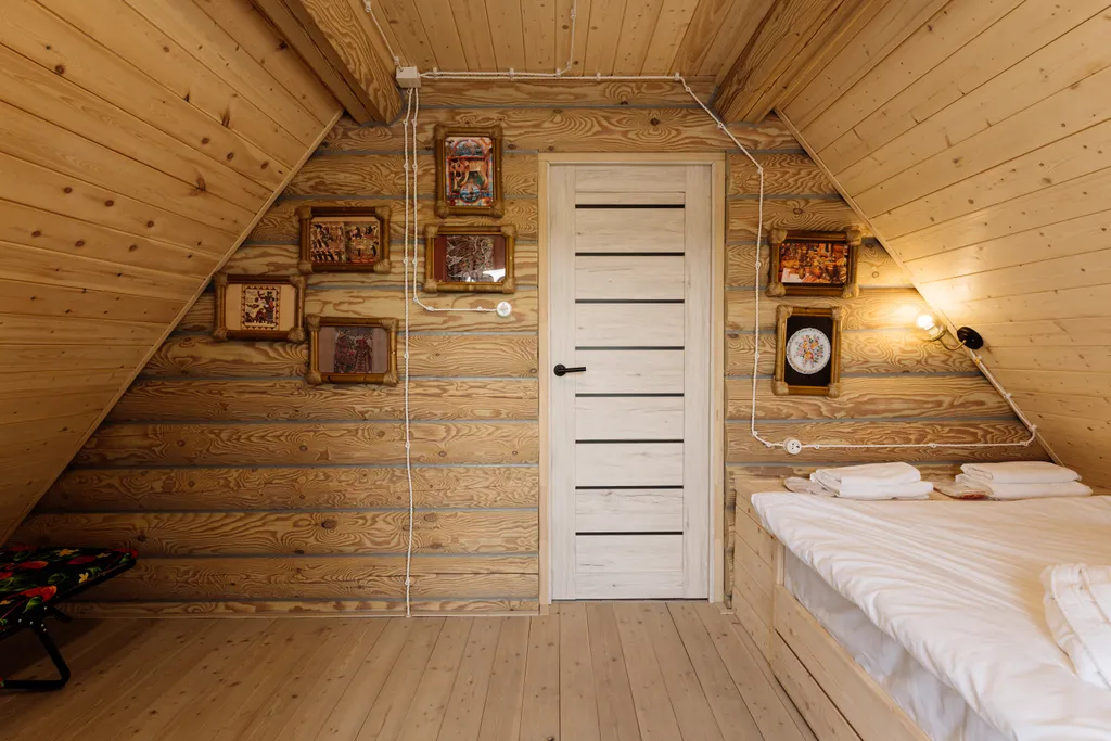 Двухэтажный сруб на берегу озера