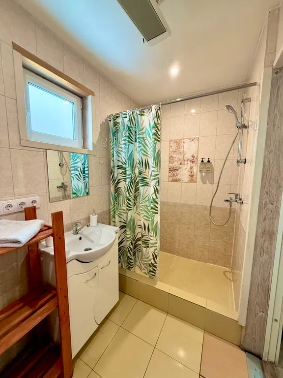 Уютный коттедж с панорамными окнами на берегу озера