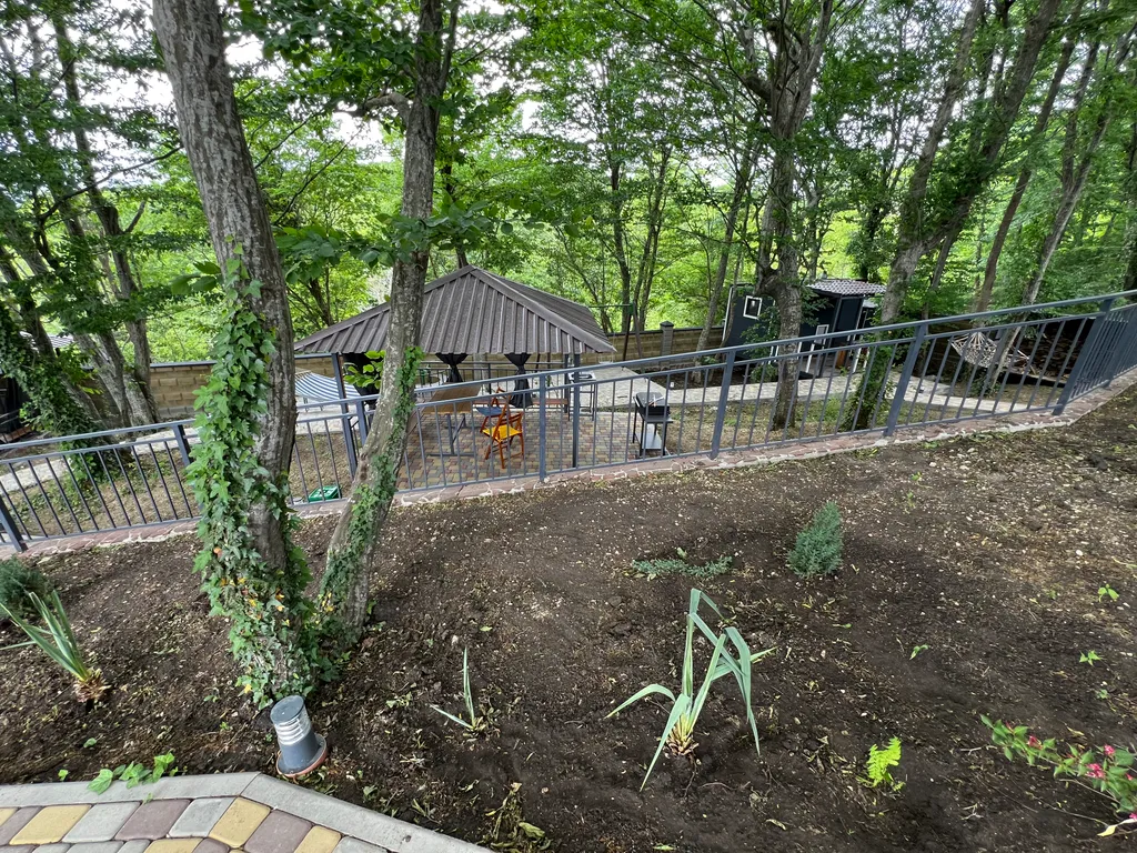 Домик в лесу с верандой и видом на море