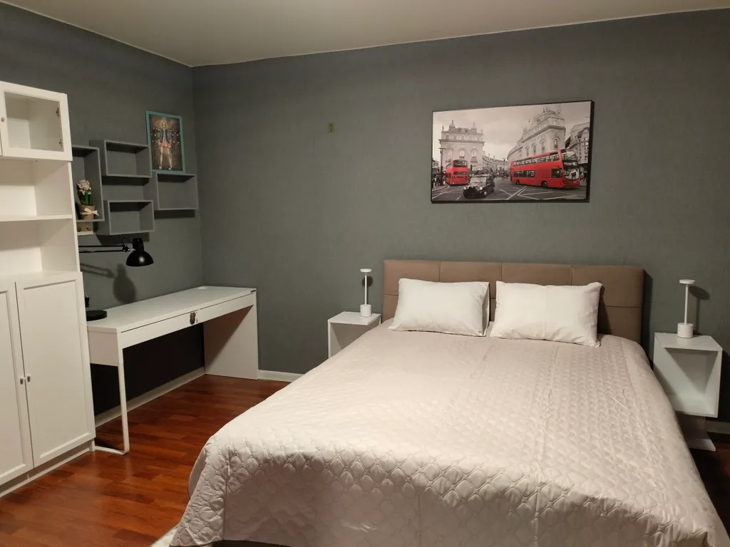 Уютный коттедж с дровяным камином, в окружении лесного массива