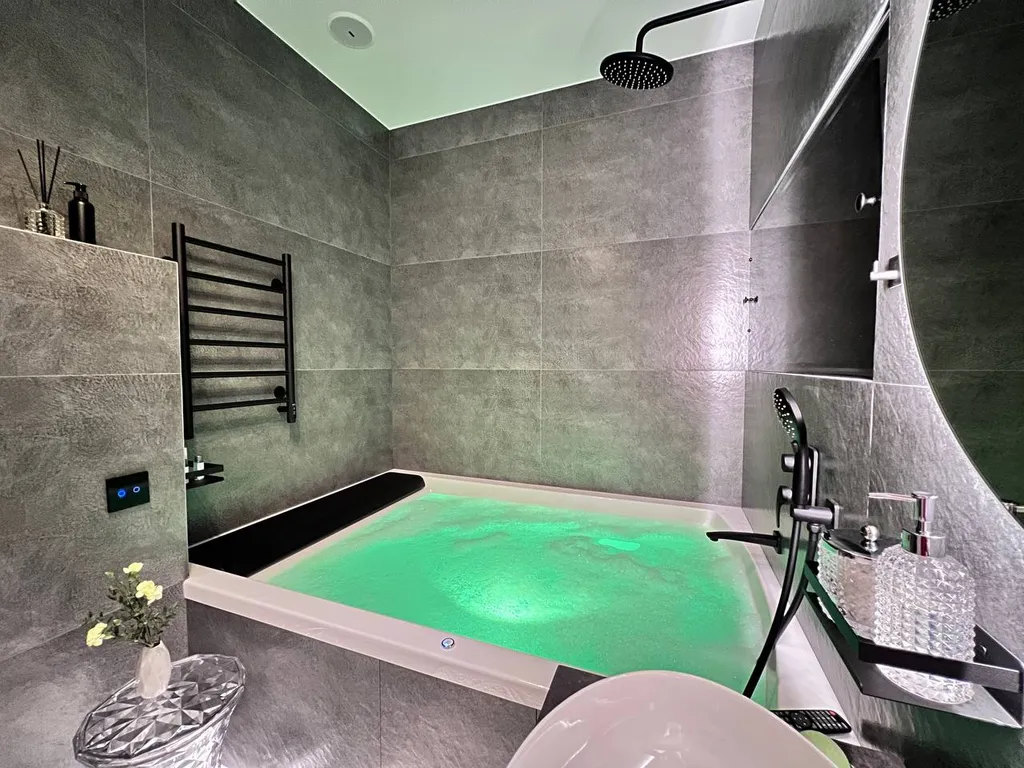 Квартира Уникальная cтудия с мини-бассейном на двоиx — аренда посуточно в Новосибирск