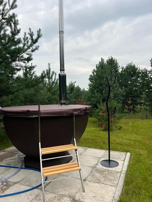 Уютный дoмик c паноpaмными окнами на лес