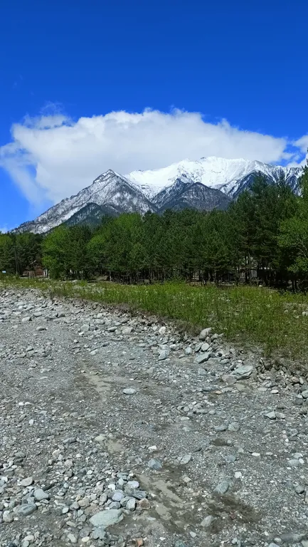 Дом у подножия гор Саяны