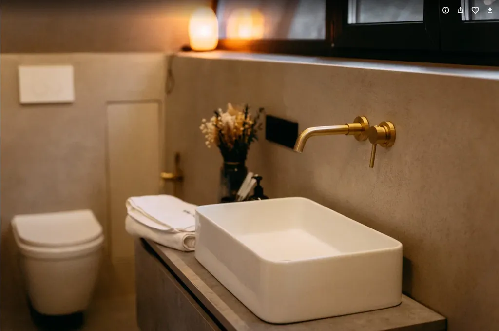 Хвойный - треугольный дом в сосновом лесу