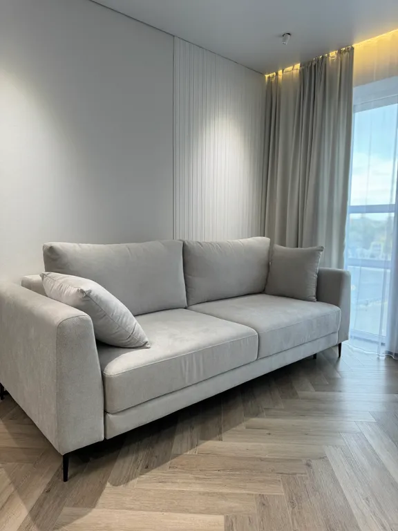 Дизайнерский ремонт с красивым вид из окна