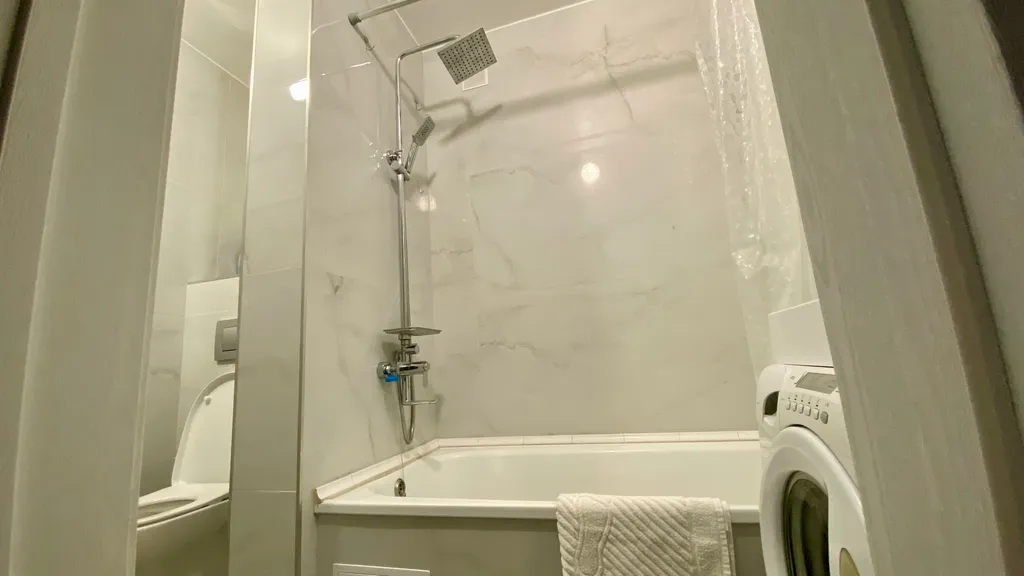 Ваш оазис спокойствия с видом на реку и горы в центре городской жизни